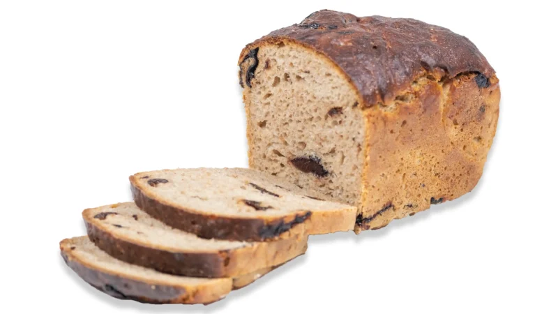 Chleb żytni ze śliwką. Pieczywo żytnio pszenne na naturalnym zakwasie z dodatkiem maślanki i śliwki